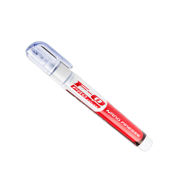 Ein rot-weißer ZPI F-Zero Nano Finesse Öl-Marker mit einer klaren Kunststoffkappe, beschriftet mit PRO-PM und Nanotechnologie, ist diagonal auf weißem Hintergrund abgebildet.