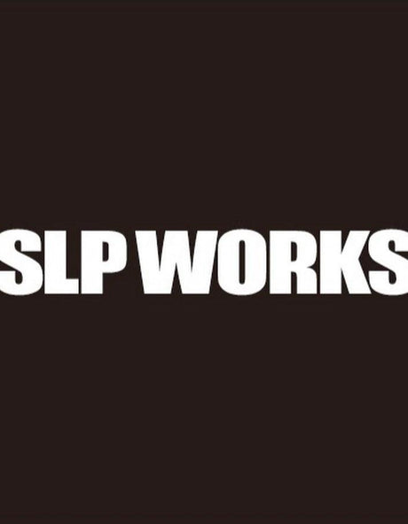 Weißer, fettgedruckter, groß geschriebener Text mit der Aufschrift SLP WORKS steht zentriert auf einem schwarzen Hintergrund.