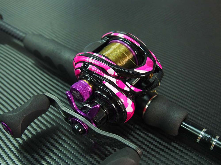 Aufkleber-Kit Abu Garcia Revo EXD-Aufkleber-Wanees-Rosa-Weiß Camouflage (Kurbel Links)-RL-Angelrollentuning