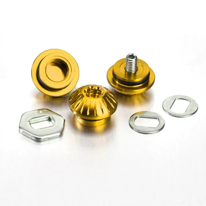 Drei goldene Gomexus Aluminiummuttern, zwei Unterlegscheiben und eine Sechskantmutter sind auf einer weißen Fläche abgebildet – perfekt für Angelrollen oder zum Anpassen von Gomexus-Griffen. Eine Mutter verfügt über ein Gewinde, die anderen sind abgerundet.