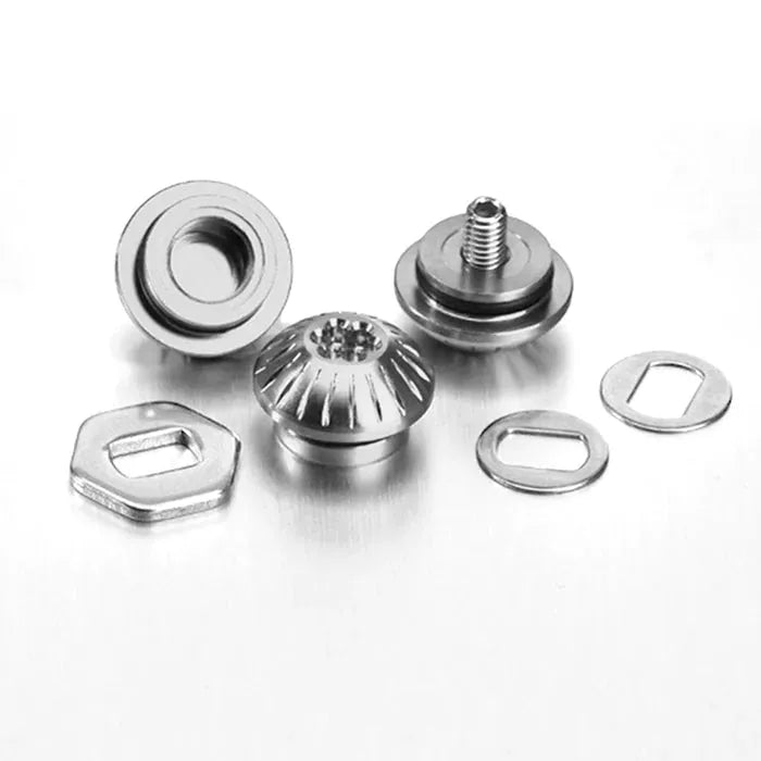 Mehrere Metallverschlüsse, darunter die Gomexus Aluminiummutter in Silber, sind auf einer reflektierenden Fläche mit weißem Hintergrund angeordnet – ideal für Angelrolle oder BDH-Griffe.