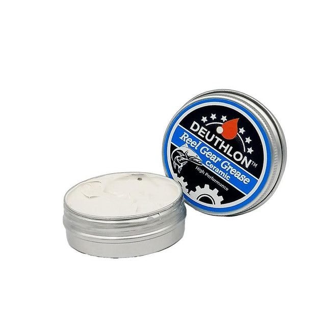 Eine geöffnete 30-ml-Dose Deuthlon Reel Gear Ceramic Grease enthält weißes Fett. Auf dem Deckel daneben sind das Deuthlon-Logo und das Etikett „Premium Angelrollen Schmiermittel“ zu sehen.