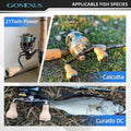 Drei Angelruten sind mit Rollen mit 27-mm-Korkknauf von Gomexus ausgestattet: Eine lehnt an einer Wand, eine andere mit Korkgriff liegt im Gras und die dritte neben einem frisch gefangenen Fisch. Jede Rolle trägt das Logo und die Etiketten von Gomexus.