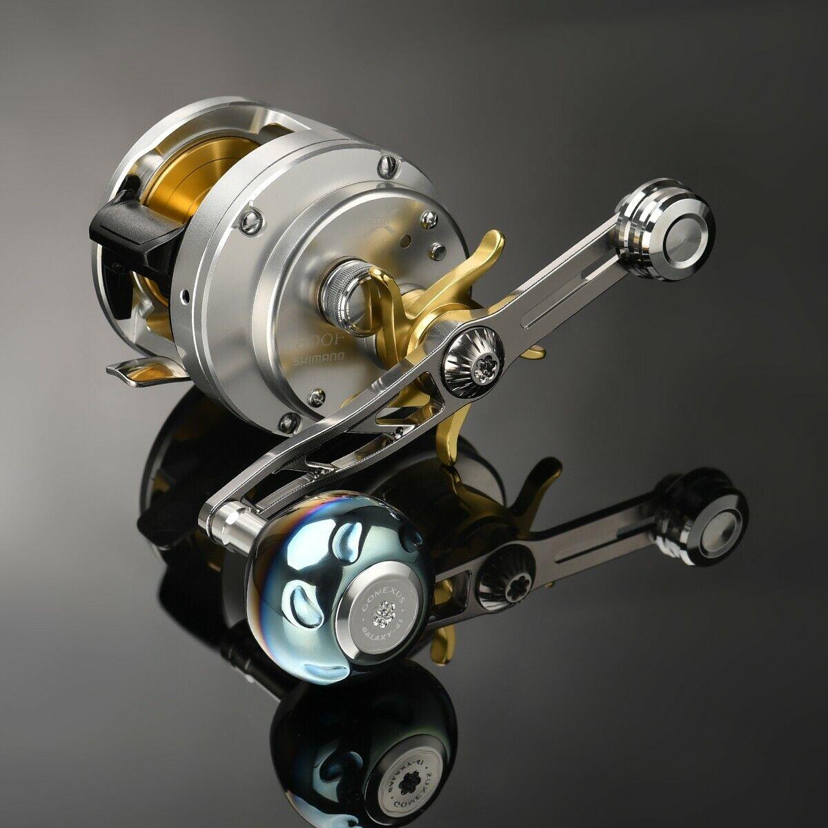 Eine Nahaufnahme des Gomexus Balance Power Handle 7x4mm von Gomexus mit Metallic-Finish und hochwertiger Verarbeitung, platziert auf einer glänzend schwarzen Oberfläche, unter der die schimmernde Reflexion sichtbar ist.