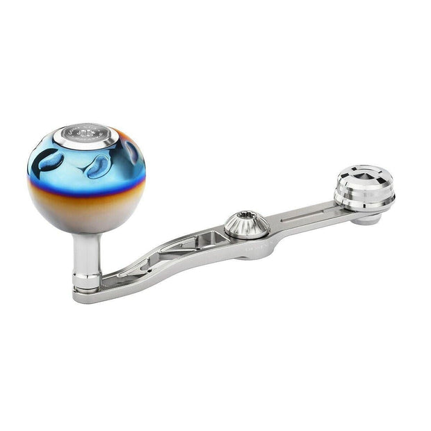 Der Gomexus Balance Power Handle 7 x 4 mm von Gomexus verfügt über eine Metallkonstruktion mit einem abgerundeten, mehrfarbigen blau-orangen Titan-Power-Knopf an einem Ende, der vor einem schlichten weißen Hintergrund angezeigt wird.