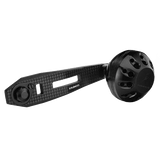 Ein Gomexus Carbon-Griff 75 mm mit einem 38 mm Power-Knopf (7 x 4 mm) verfügt über ein schwarzes Carbonfaser-Design, einen strukturierten Arm und einen großen Power-Knopf, der schräg vor einem weißen Hintergrund dargestellt ist.