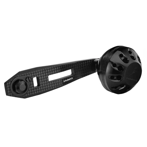 Der Gomexus Carbon Handle 75 mm mit 38 mm Power Knob (7x4mm), ein Carbonfaser-Rollengriff mit schwarzem Power Knob und gewichtsreduzierenden Löchern von Gomexus, ist auf einem schlichten weißen Hintergrund abgebildet.