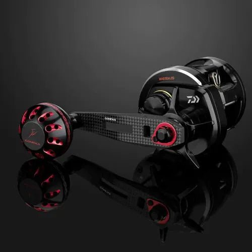 Eine Nahaufnahme der Gomexus Carbon Handle 75 mm mit 38 mm Power Knob (8x5mm) Angelrolle von Gomexus mit Karbonkurbelgriff, Power Knob und metallischen Akzenten wird auf einer reflektierenden schwarzen Oberfläche gezeigt.