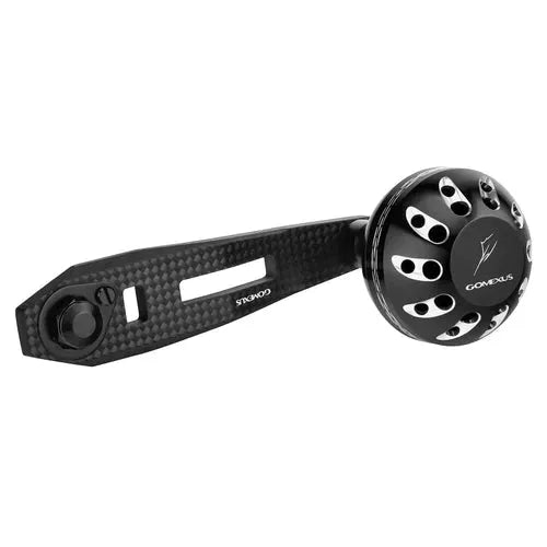 Ein schwarzer Gomexus Carbongriff 75 mm mit 38 mm Power Knob (8x5mm) in Schwarz | Silber, mit einem ausgehöhlten Carbon-Griffarm und einem runden, belüfteten Power Knob, wird auf weißem Hintergrund gezeigt.