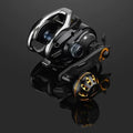 Der Gomexus Carbon Handle 75 mm mit 38 mm Power Knob (8x5mm), in Schwarz und Gold, besticht durch sein schlankes Design und den großen Griff, der auf einer reflektierenden schwarzen Oberfläche abgebildet ist.