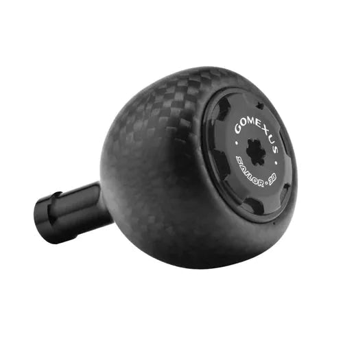 Der Gomexus Carbon Power Knob 38mm ist ein schwarzer Rollenknauf mit strukturierter Toray-Kohlefaseroberfläche und einer Mittelkappe mit Gomexus-Logo und Modelldetails. Er verfügt über einen zylindrischen Befestigungspunkt für Angelrollen.