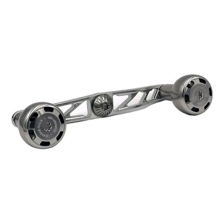 Der Gomexus Crank 110 mm Handle mit 30 mm Sailor Power Knobs (8 x 5 mm) verfügt über ein skelettiertes Metalldesign mit kreisförmigen, strukturierten Enden und bietet präzise Bearbeitung und eingravierte Details – perfekt zum Aufrüsten Ihrer Baitcasterrolle.