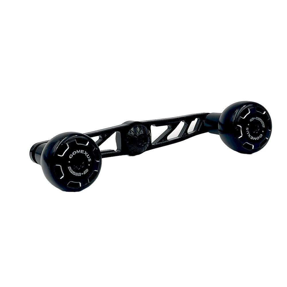 Ein schwarzer Gomexus Crank 110 mm Griff mit 30 mm Sailor Power Knobs (8 x 5 mm), leichtem, durchbrochenem Arm und strukturierten, runden Griffen. Passend für Kurbelgriffe und Baitcasterrolle. Die Knöpfe sind mit der Marke „Gomexus“ und den Produktdetails versehen.