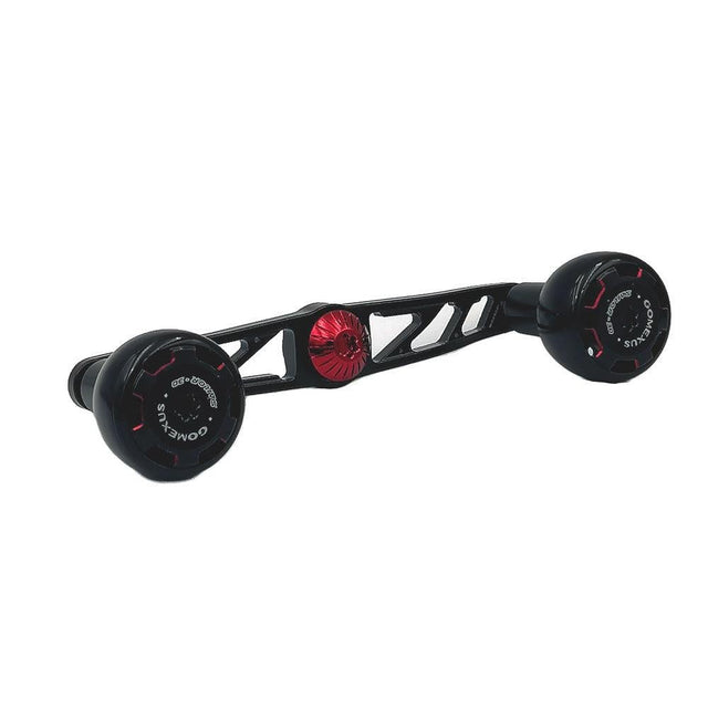 Der Gomexus Crank 110-mm-Griff verfügt über zwei 30-mm-Sailor-Power-Knöpfe (8 x 5 mm) in Schwarz mit rotem Akzent und besticht durch ein leichtes, ausgeschnittenes Metalldesign, das von Gomexus-Griffen inspiriert ist.