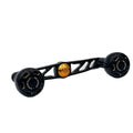 Auf weißem Hintergrund ist ein Gomexus Crank 110 mm Griff mit 30 mm Sailor Power Knobs (8 x 5 mm) in Schwarz und Gold mit leichtem Open-Frame-Design und zwei runden Griffen abgebildet.