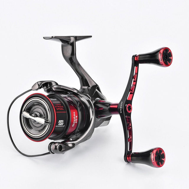Die Gomexus Doppelkurbel 98 mm mit T20-Knöpfen, entwickelt für Shimano Sephia-, Vanford- und Stradic-Rollen, verfügt über zwei Kurbeln und einen Metallrahmen aus 7075er Aluminiumlegierung mit sichtbarer Schnurspule in Schwarz und Rot. Marke: Gomexus.