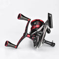 Ein Gomexus-Doppelgriff 98 mm mit T20-Knöpfen für Shimano Sephia/Vanford/Stradic, in Schwarz und Rot mit 7075-Aluminiumlegierung und CNC-Fräspräzision, wird auf einem schlichten weißen Hintergrund angezeigt, der seine Metall- und Kunststoffdetails hervorhebt.