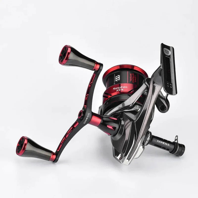 Ein Gomexus-Doppelgriff 98 mm mit T20-Knöpfen für Shimano Sephia/Vanford/Stradic, in Schwarz und Rot mit 7075-Aluminiumlegierung und CNC-Fräspräzision, wird auf einem schlichten weißen Hintergrund angezeigt, der seine Metall- und Kunststoffdetails hervorhebt.