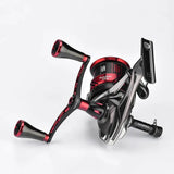 Ein Gomexus-Doppelgriff 98 mm mit T20-Knöpfen für Shimano Sephia/Vanford/Stradic, in Schwarz und Rot mit 7075-Aluminiumlegierung und CNC-Fräspräzision, wird auf einem schlichten weißen Hintergrund angezeigt, der seine Metall- und Kunststoffdetails hervorhebt.