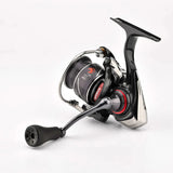 Eine Nahaufnahme des Gomexus P20 mm TPE-Knaufs in Schwarz und Silber mit roten Akzenten von Gomexus, dargestellt auf einem schlichten weißen Hintergrund. Griff und Spule der Rolle sind deutlich sichtbar.