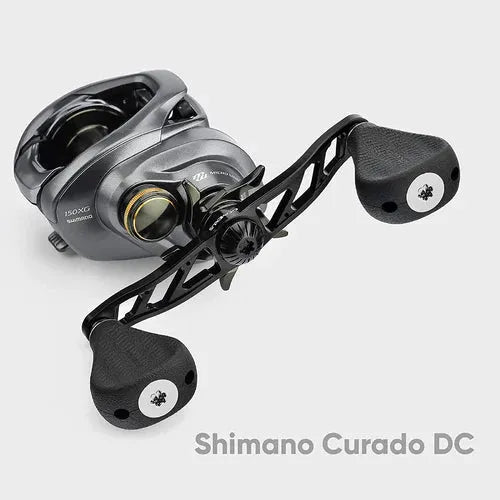 Ein Gomexus Power Handle mit flachem Knob 110 mm (7 x 4 mm) von Gomexus mit zwei ergonomischen Griffen ist auf einem schlichten hellgrauen Hintergrund abgebildet. Der Griff hat eine schwarz-metallische Oberfläche. Der Text lautet: Gomexus Power Handle mit flachem Knob 110 mm.