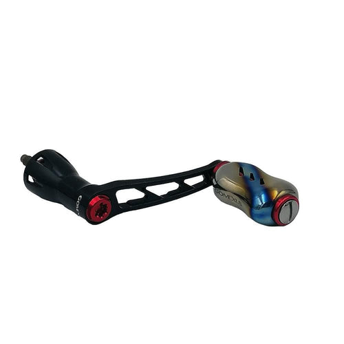 Die Gomexus-Drehkurbel 50 mm mit einem 22 mm Galaxy Titanium-Knopf für Shimano verfügt über einen durchbrochenen schwarzen Metallarm, einen ergonomischen mehrfarbigen (Blau, Gold, Silber) Griff, rot akzentuierte Befestigungspunkte und eine robuste Aluminiumkonstruktion.