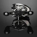 Eine Nahaufnahme der Gomexus Sternbremse 60 mm für Shimano in silberner und schwarzer Ausführung wird von vorne auf einer dunklen, reflektierenden Oberfläche gezeigt, wodurch die hochwertige Aluminiumkonstruktion hervorgehoben wird.