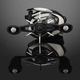 Eine Nahaufnahme der Gomexus Sternbremse 60 mm für Shimano in silberner und schwarzer Ausführung wird von vorne auf einer dunklen, reflektierenden Oberfläche gezeigt, wodurch die hochwertige Aluminiumkonstruktion hervorgehoben wird.