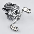 Eine Nahaufnahme der Gomexus Sternbremse 60 mm für Shimano zeigt die beiden Griffe, das Präzisionsdesign und die glatte Metalloberfläche, die die Gomexus-Qualität vor einem einfachen Hintergrund hervorhebt.