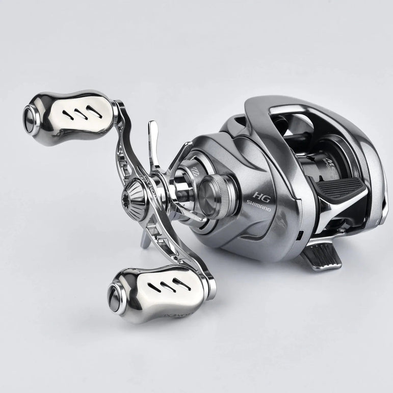 Eine Nahaufnahme einer Gomexus Sternbremse 60 mm Angelrolle für Shimano, mit zwei Griffen und Aluminium Sternbremse, auf einer schlichten hellgrauen Oberfläche.