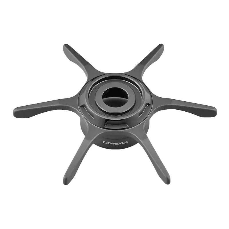 Die Gomexus Sternbremse 65 mm | Daiwa ist ein schwarzer, sechsarmiger Spulenhalter aus Gomexus-Aluminium mit kreisförmigem Mittelpunkt und seitlich aufgedrucktem Markennamen.