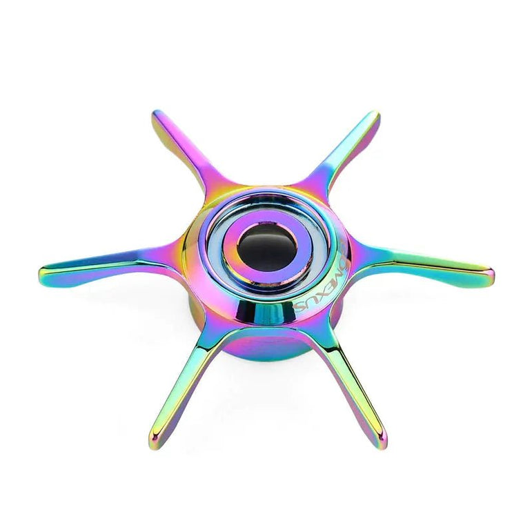 Auf weißem Hintergrund ist ein metallischer Fidget Spinner mit sechs Zinken und schillerndem Regenbogen-Finish zu sehen, der über ein Mittellager ähnlich dem der Gomexus Sternbremse 65 mm | Daiwa von Gomexus verfügt.