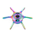 Auf weißem Hintergrund ist ein metallischer Fidget Spinner mit sechs Zinken und schillerndem Regenbogen-Finish zu sehen, der über ein Mittellager ähnlich dem der Gomexus Sternbremse 65 mm | Daiwa von Gomexus verfügt.