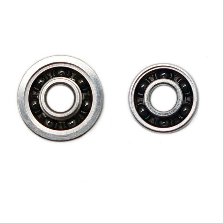 Zwei Keramik-Kugellager „Kattobi“ Tuning Kit von Hedgehog Studio in den Größen Daiwa 1030 und 830 Air HD stehen nebeneinander auf weißem Hintergrund und zeigen jeweils sichtbare Innen- und Außenringe mit schwarzen Keramikkugeln im Inneren.