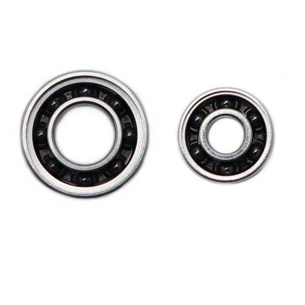 Zwei Hedgehog Studio „Kattobi“ Keramik Kugellager (1150 & 830 Air HD) für Daiwa werden nebeneinander gezeigt, jeweils mit sichtbarem Innen- und Außenring – perfekt zum Aufrüsten Ihrer Baitcasterrolle mit diesem Tuning Kit.