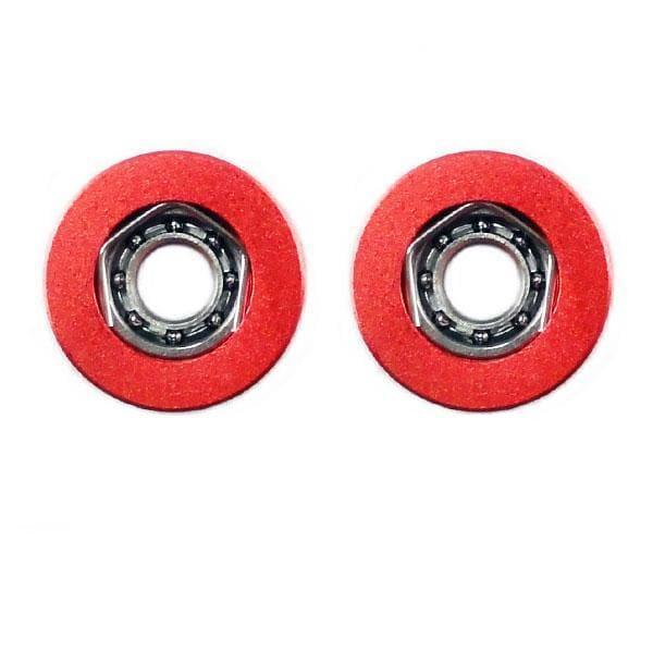 Zwei rote Skateboard-Räder mit freiliegenden Metalllagern, die der Präzision des Hedgehog Studio „Kattobi“ Tuning Kit Kugellagers (Daiwa Air BFS 1030 & 1030) entsprechen, werden nebeneinander auf einem weißen Hintergrund dargestellt.
