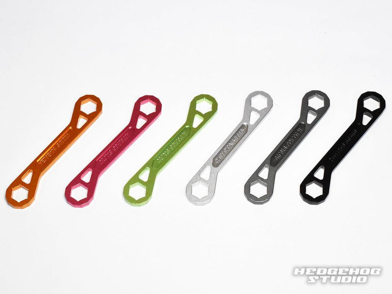 Sechs doppelseitige Schlüssel (Lock Nut Schlüssel) des Hedgehog Studio Trust Wrench Ver.3 – orange, rot, grün, silber, grau und schwarz – sind auf weißem Grund angeordnet. Alle haben die gleiche Form; das Hedgehog Studio-Logo erscheint unten rechts.