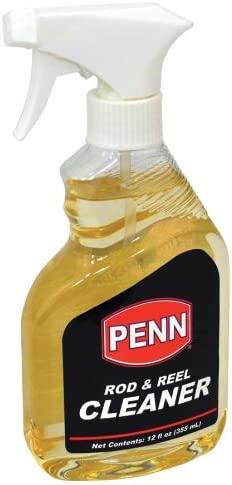 Eine Kunststoff-Sprühflasche mit der Aufschrift PENN Rollen & Ruten Cleaner mit gelber Flüssigkeit, ideal für die Reinigung und Wartung von Angelrollen und -ruten. Mit weißer Sprühdüse, schwarz/rotem Etikett und einem Inhalt von 355 ml (12 fl oz). Marke: PENN.