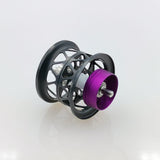 Eine Nahaufnahme der Ray's Studio Shallow Spool | 21 Alphas in Schwarz, die das schwarze Open-Frame-Design und die violette Microcastspool-Endkappe vor einem schlichten weißen Hintergrund zeigt.