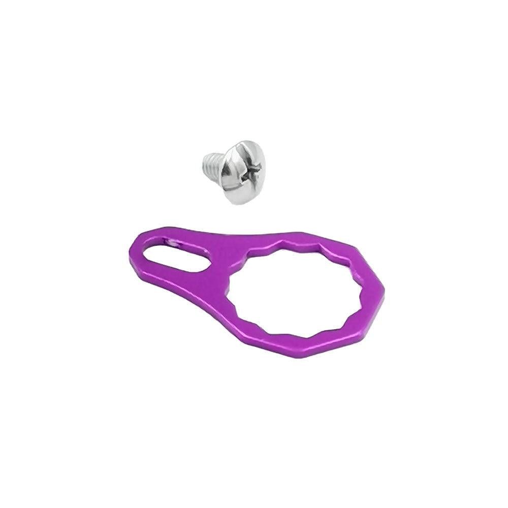 Auf weißem Hintergrund sind eine kleine, silberne Kreuzschlitzschraube und eine violette, achteckige RL-Angelrollentuning-Kontermutterplatte aus eloxiertem Aluminium (verschiedene Farben) abgebildet.