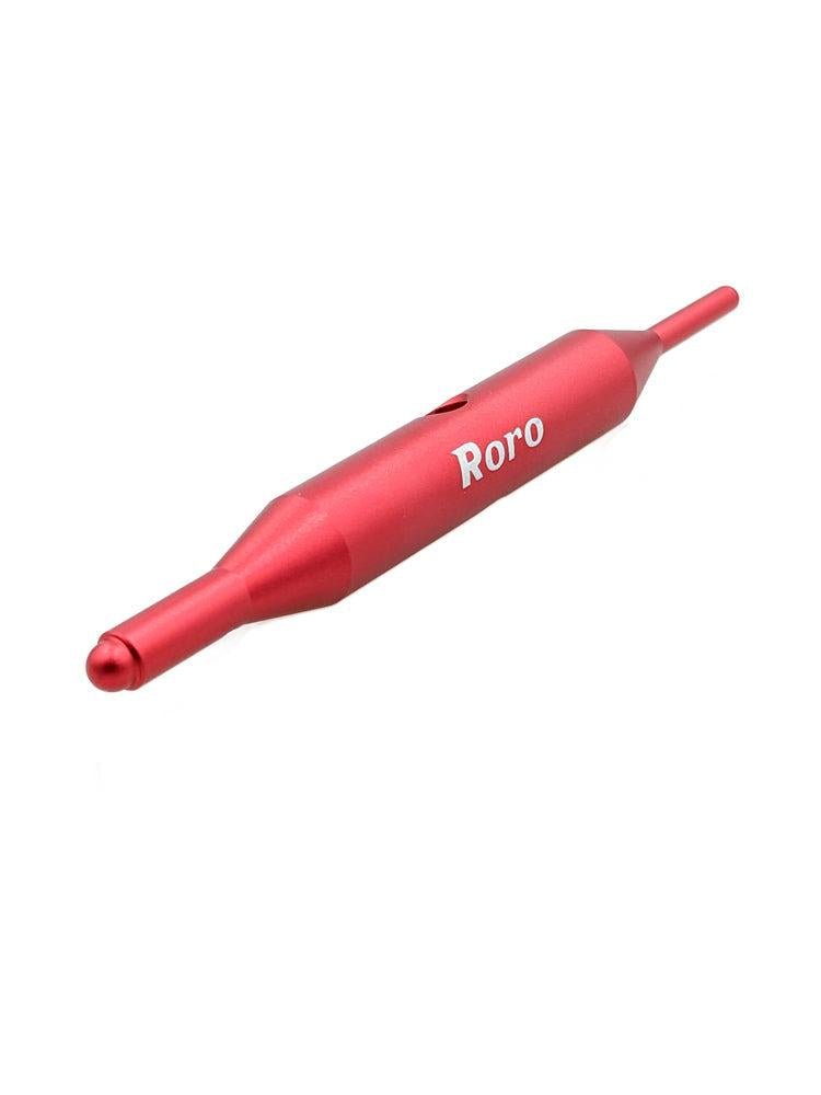 Ein rotes, metallenes, doppelendiges Bearing Pull Tool von Roro Lure mit dem weißen Aufdruck "Roro" auf der Seite, abgebildet vor einem weißen Hintergrund.