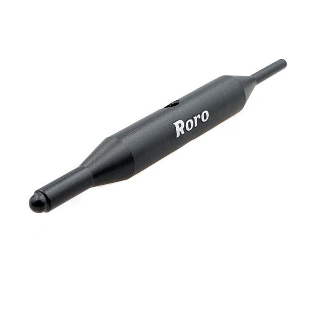 Ein schwarzes, doppelseitig gestaltetes Metallwerkzeug von Roro Lure, ein Endes rund, das andere leicht zulaufend-perfekt als Bearing Pull Tool für Angelrollen- oder Kugellager-Wartung. Abgebildet vor weißem Hintergrund.