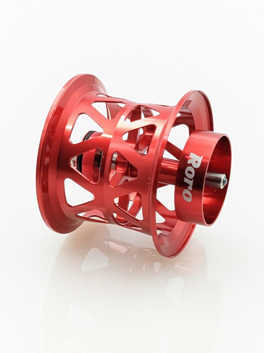 Eine rote Roro Lure BFS Titanium Spule X27, kompatibel mit 21 Steez SV TW, 21 Zillion SV TW, Zillion 1016 T3 und SS SV Ryoga; mit geometrischen Ausschnitten und "Roro"-Branding auf einer Titanlegierungsachse, abgebildet auf Weiß.