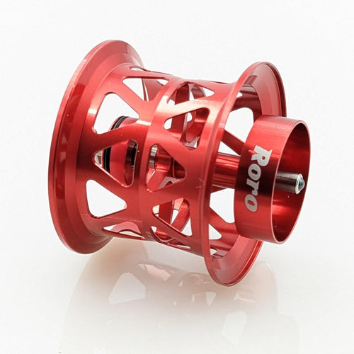 Eine rote Roro Lure BFS Titanium Spule X27, kompatibel mit 21 Steez SV TW, 21 Zillion SV TW, Zillion 1016 T3 und SS SV Ryoga; mit geometrischen Ausschnitten und "Roro"-Branding auf einer Titanlegierungsachse, abgebildet auf Weiß.