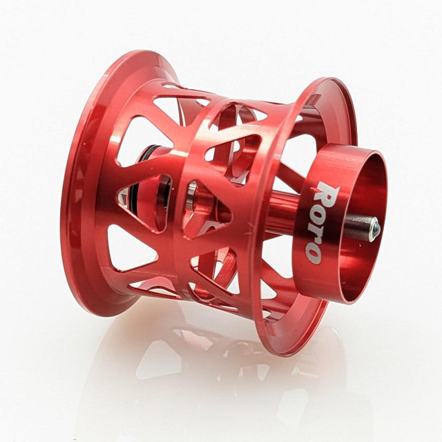Eine rote Roro Lure BFS Titanium Spule X27, kompatibel mit 21 Steez SV TW, 21 Zillion SV TW, Zillion 1016 T3 und SS SV Ryoga; mit geometrischen Ausschnitten und "Roro"-Branding auf einer Titanlegierungsachse, abgebildet auf Weiß.