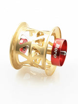 Eine goldene BFS Titanium Spule X27 von Roro Lure, mit geometrischen Aussparungen und "Roro" auf der Endkappe, entworfen für 21 Steez SV TW, 21 Zillion SV TW, Zillion 1016 T3, und SS SV Ryoga Rollen.