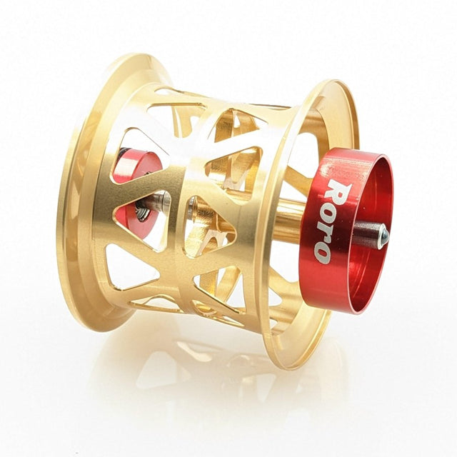 Eine goldene BFS Titanium Spule X27 von Roro Lure, mit geometrischen Aussparungen und "Roro" auf der Endkappe, entworfen für 21 Steez SV TW, 21 Zillion SV TW, Zillion 1016 T3, und SS SV Ryoga Rollen.
