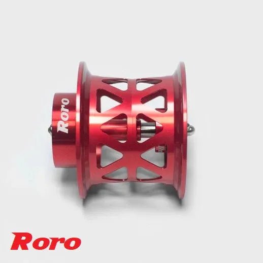 Eine rote Metall BFS Titanium Spule X27 von Roro Lure mit geometrischen Aussparungen und "Roro" in Weiß ist auf einem schlichten hellgrauen Hintergrund abgebildet. Modelle: 21 Steez SV TW, 21 Zillion SV TW, Zillion 1016 T3, SS SV Ryoga.