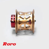 Die BFS Titanium Spule X27 von Roro Lure hat ein goldenes Gitterdesign, eine rote Endkappe mit Logo und eine langlebige Titanlegierungsachse. Geeignet für 21 Steez SV TW, 21 Zillion SV TW, Zillion 1016 T3, SS SV Ryoga. Markenname in rot in der Ecke.