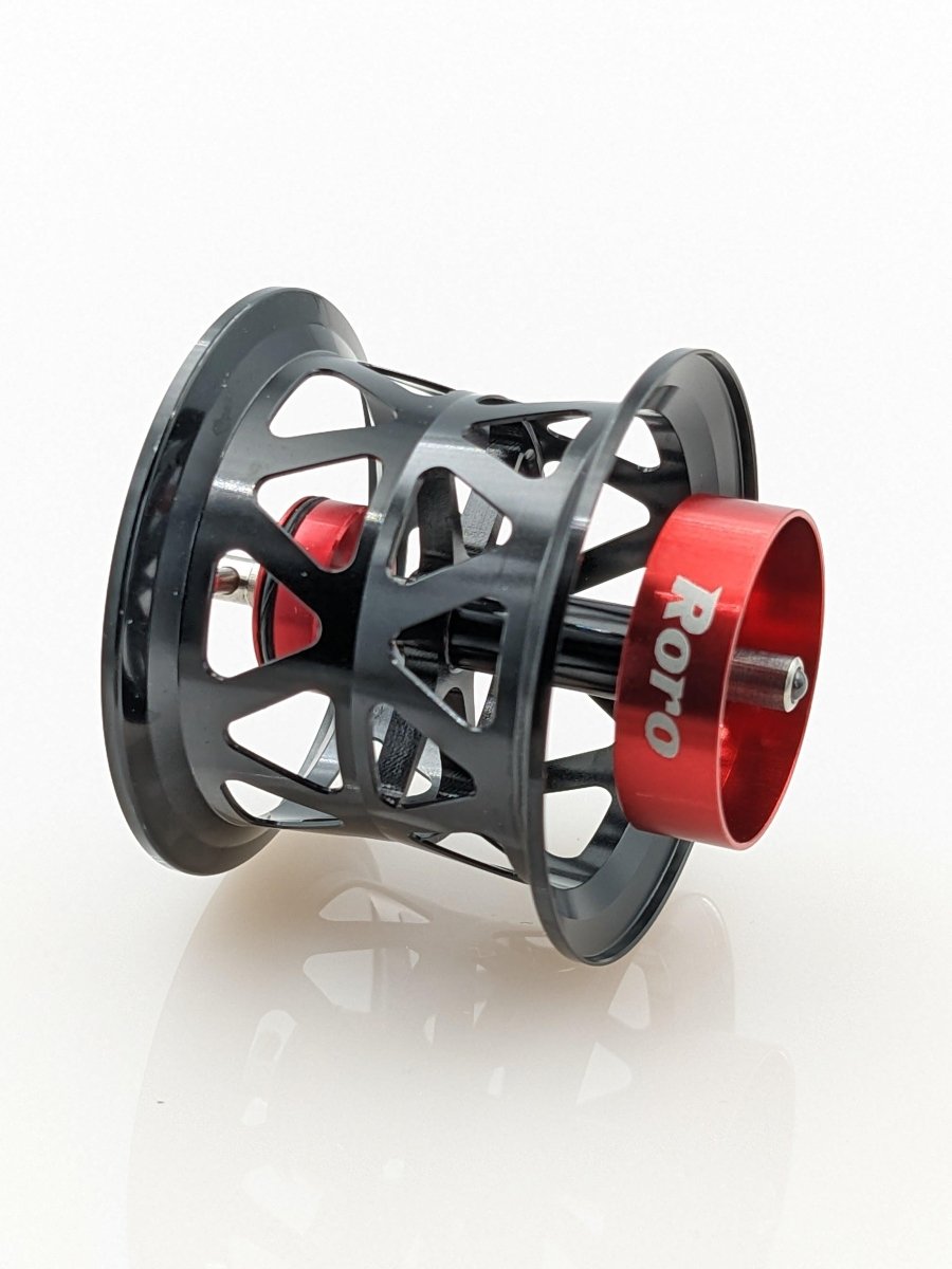 Die schwarze Metallspule Roro Lure BFS Titanium Spule X27, kompatibel mit 21 Steez SV TW und mehr, verfügt über eine rote Mittelkappe mit "Roro"-Schriftzug und eine haltbare Titanlegierungsachse, abgebildet auf weißem Hintergrund.